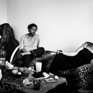 Nelly e una sua amica si scambiano delle confidenze