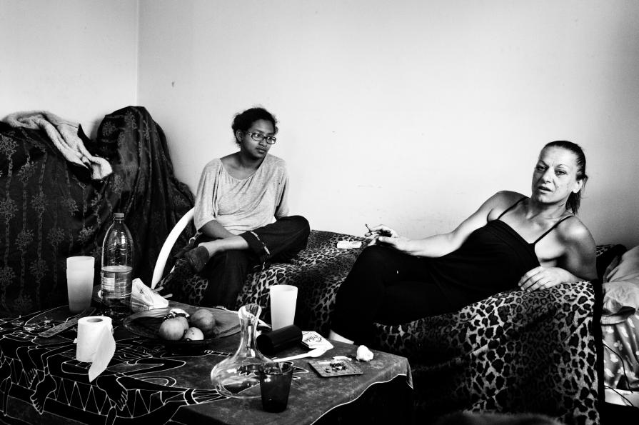 Nelly e una sua amica si scambiano delle confidenze