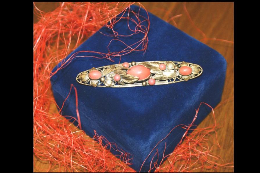 Jewelry - Gold brooch