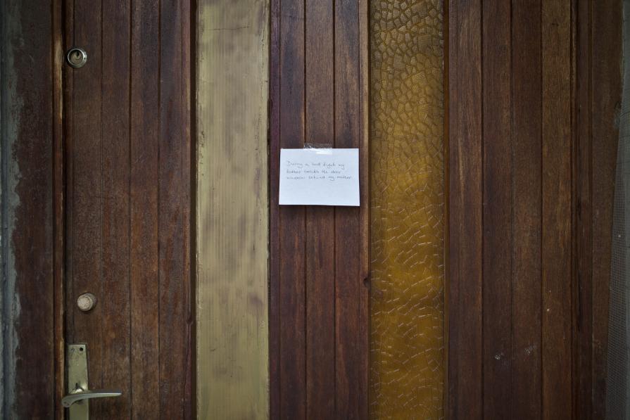 During a bad fight my father breaks the door window behind my mother. During a bad fight my father breaks the door window behind my mother.