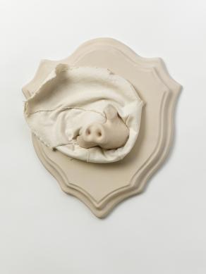 trofeo, 2012, stoffa e terracotta dipinta a freddo,43x38x20 cm