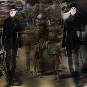 passeggiano borghesi indifferenti.