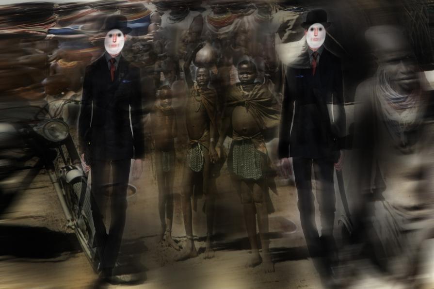 passeggiano borghesi indifferenti. passeggiano borghesi indifferenti.