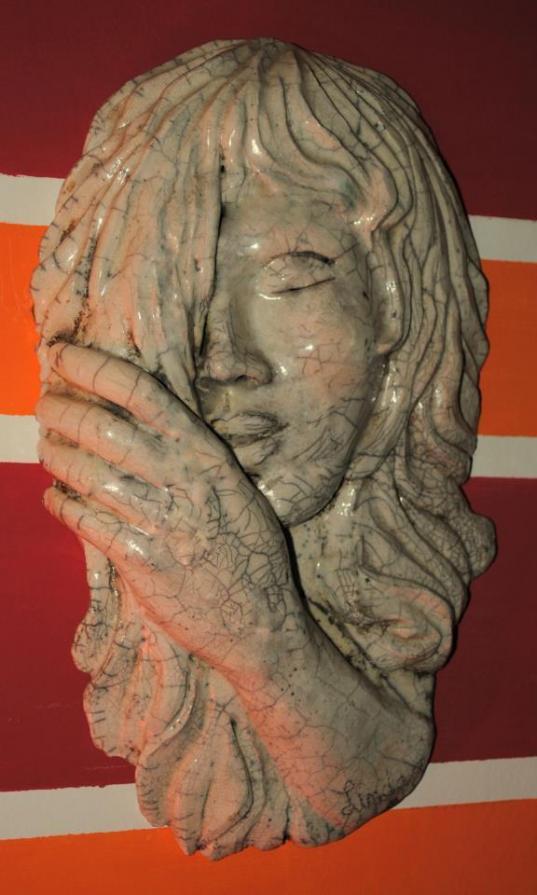 Viso di donna in ceramica Raku