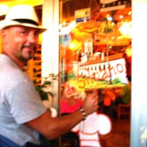 Curvo Renzo mentre Dipinge sul vetro