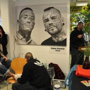 face to face "scratch my picture on your body" - Photography - Performance