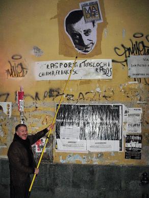 Augusto De Luca, attacca sui muri di Napoli l'immagine di "Lucio Amelio". /3