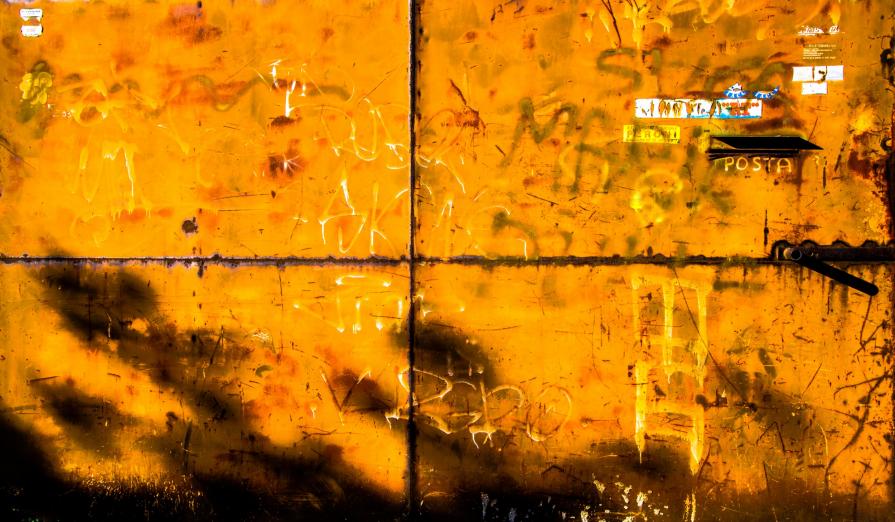 TECNICA MISTA: PORTONE E GRAFFITO DEDICATO A BASQUIAT