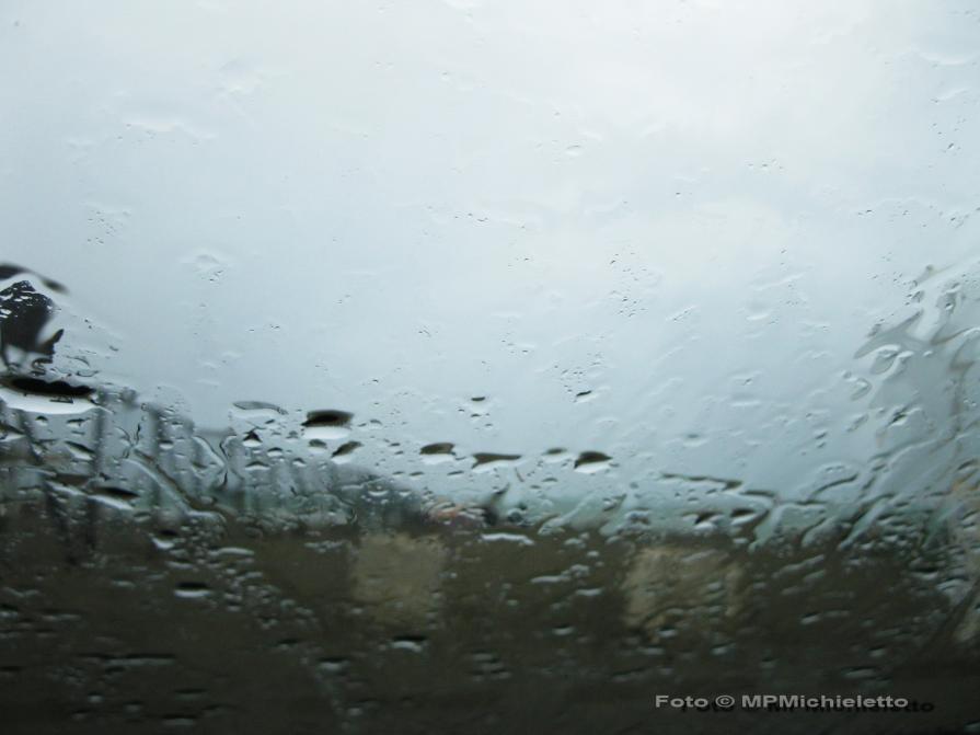 Acqua in verticale, pioggia