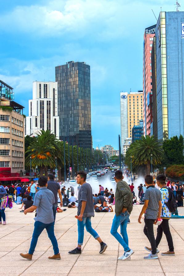 Los cinco de la Av. República Los cinco de la Av. República