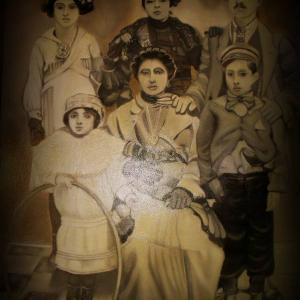 "Patriarchal family in the limelight" "Patriarchal family in the limelight"