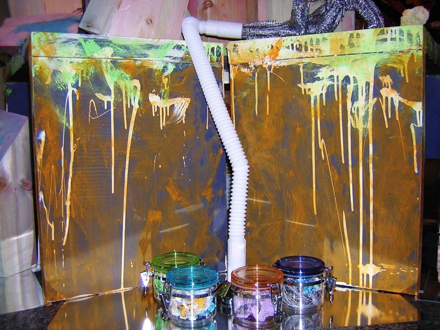 particolare di installazione,scultura legno