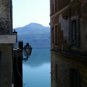 Scorcio sul lago di Castel Gandolfo