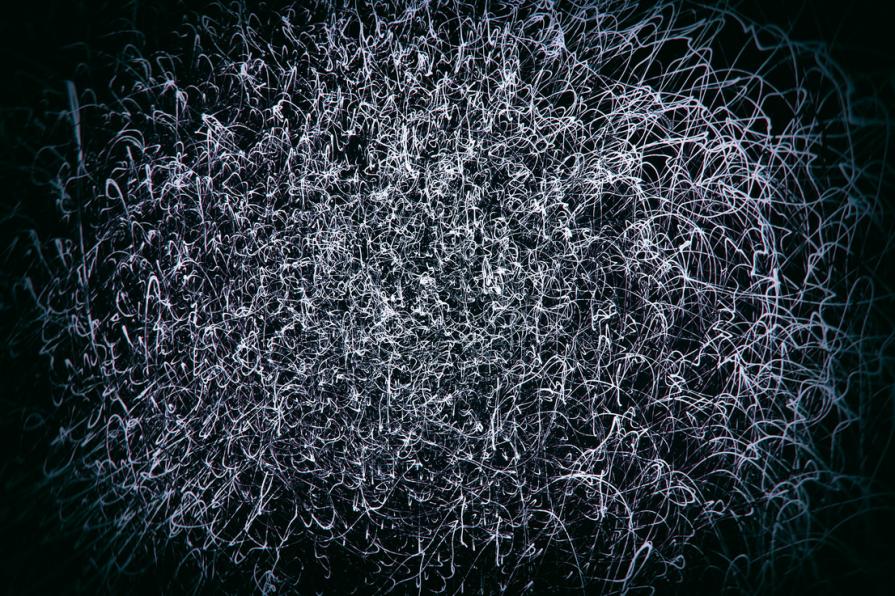 Consapevolmente o inconsapevolmente, siamo connessi l'un l'altro  - Consciously or unconsciously, we are connected to each other -