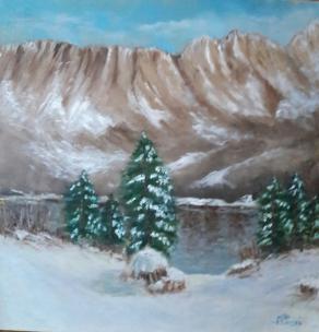 Montagne e lago innevati