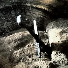 La "Spada nella roccia"  Eremo di Montesiepi ( Siena ) 