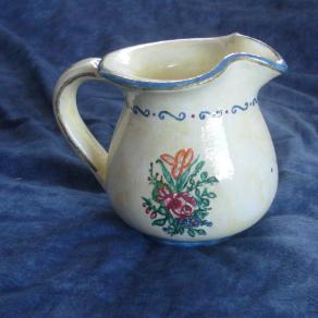 Brocca bianca con fiori