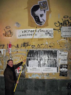 Lucio Amelio - Augusto De Luca attacca sui muri di Napoli la sua immagine. 3