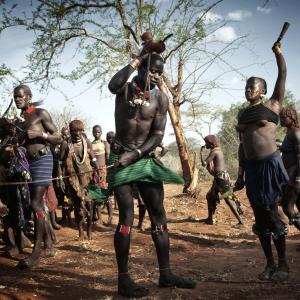 Gli umini pre tradizione prendono a frustate le donne parenti del giovane che deve sottoporsi al rito