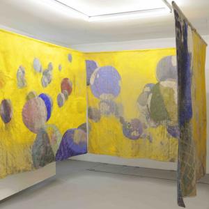 Installazione di 3 tele sospese: Mondi sospesi I,II,III, 2014, tecnica mista su tela, 190 x 200 cm ogni tela