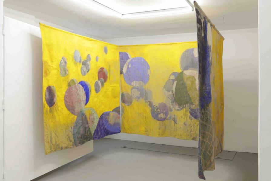 Installazione di 3 tele sospese: Mondi sospesi I,II,III, 2014, tecnica mista su tela, 190 x 200 cm ogni tela