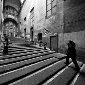 Napoli, Convento di San Gregorio Armeno, scalone di ingresso e portone affrescato