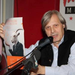 Vittorio Sgarbi shows the sculpture that is a symbol of exhibition on italian contemporary art - by Dario Zone