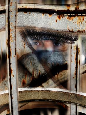 cerca che mi trovi...tra le sbarre...mi sento un talebano..