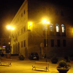 palazzo dei capitani e le vetrate di Ontani