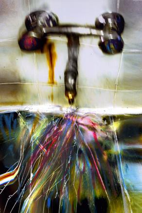 dal rubinetto aperto,fuoriescono i colori.