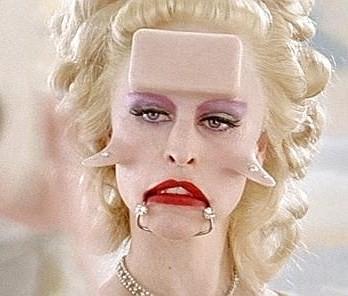 Haifa: è di scena il grottesco dei corpi senza veli Haifa: è di scena il grottesco dei corpi senza veli