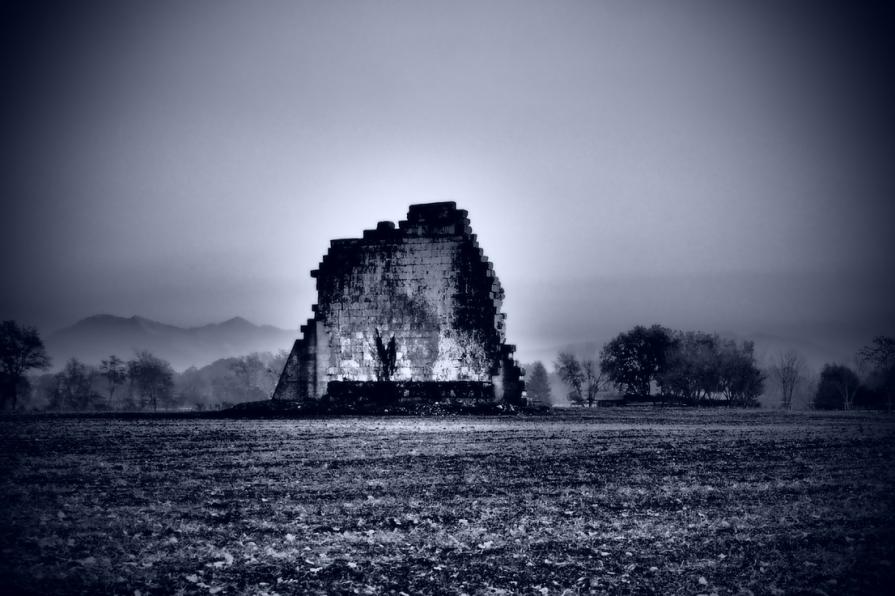 Le rovine che noi umani, stupidamente ci ostiniamo a conservare, non sono nient'altro che un esorcismo alla paura di evolvere .