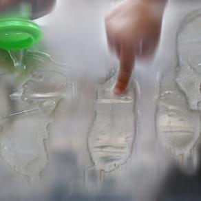 Giochi d'acqua di un bambino.