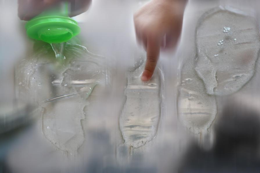 Giochi d'acqua di un bambino.