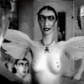 NUOVE PROGENIE: RITRATTO DI RAGAZZA DAVANTI ALLO SPECCHIO - NEW PROGENIES: PORTRAIT OF A GIRL WHO LO