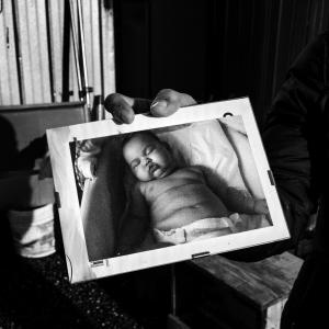 Nelly mi mostra la fotografia di Maura da piccola