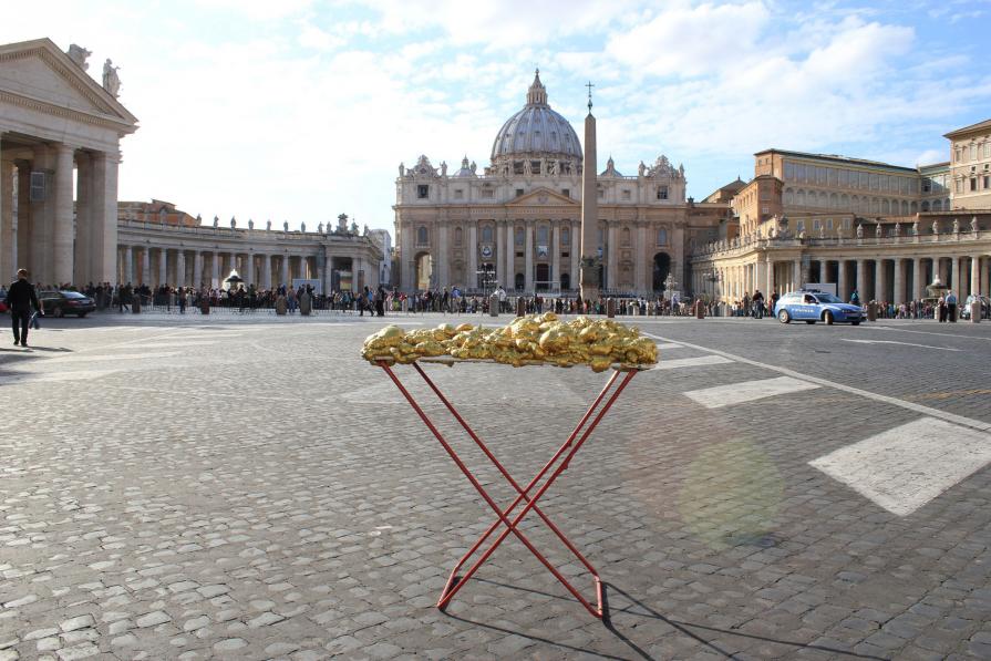 Goldene Erweiterung/Golden expansion. Street art project. Rome, Italy