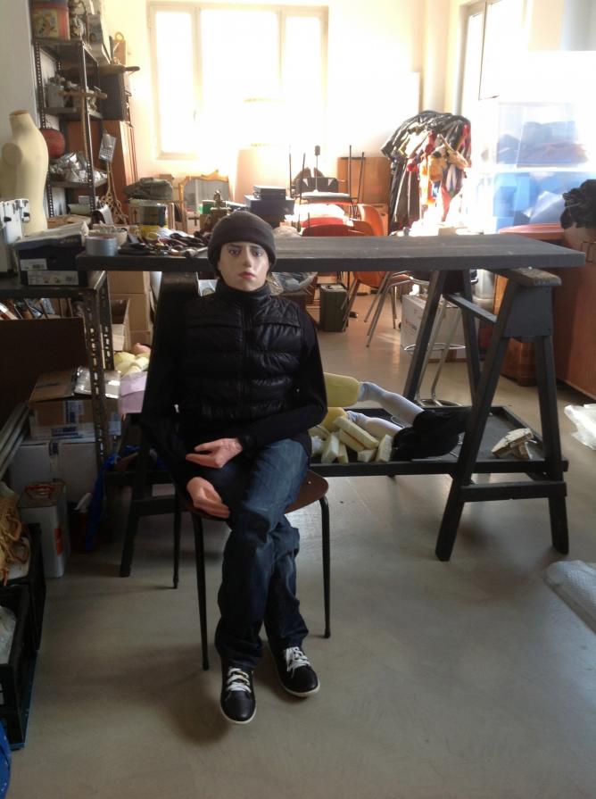 Urban Marionnette/7 - Puppet string and bunraku type, size human. Paper