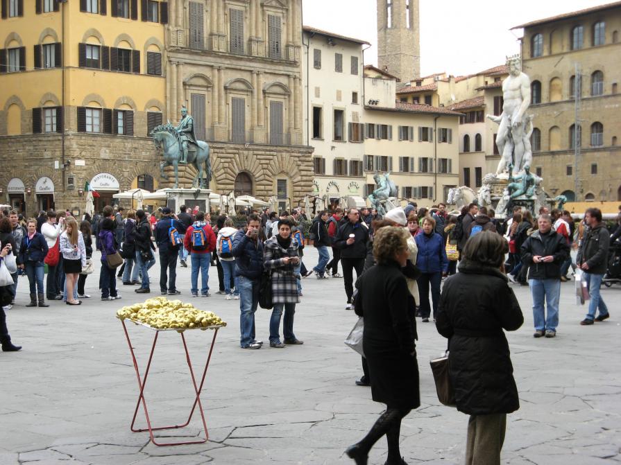 Goldene Erweiterung/Golden expansion. Street art project. Florence, Italy