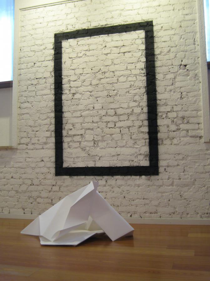 PostInstallazione 1420PoliArt, 2013, pittura spray su muro, 140x200cm. e carta piegata, dimensioni v PostInstallazione 1420PoliArt, 2013, pittura spray su muro, 140x200cm. e carta piegata, dimensioni v