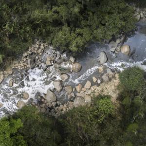 ESTAS AGUAS ARRASTRAN LO INDECIBLE /  THESE WATERS CARRY AWAY THE UNSPEAKABE