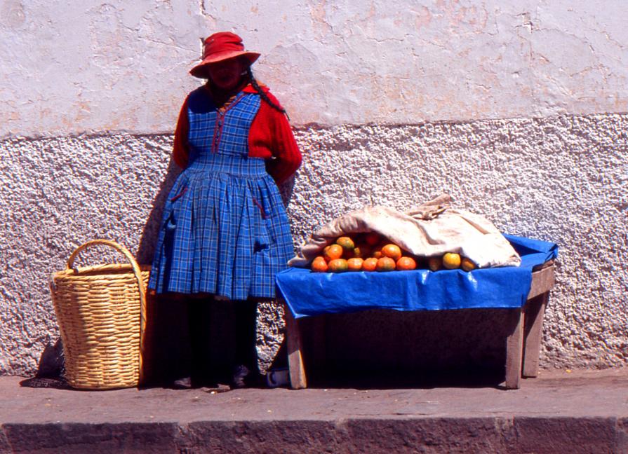 Cusco 1989 La venditrice di agrumi