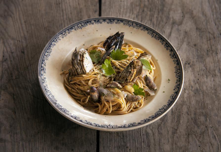 L'insostenibile leggerezza dell'essere (trittico) L'insostenibile leggerezza dell'essere (trittico)