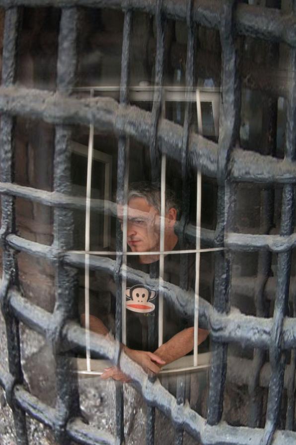 vedi maurino che ti hanno chiuso in galera .con doppie sbrarre ,per sicurezza.