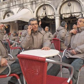 Molta gente, l'altra mattina, al caffè in piazza S. Marco