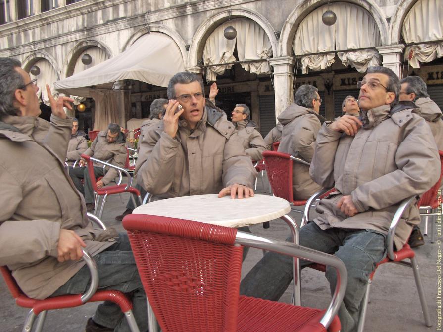 Molta gente, l'altra mattina, al caffè in piazza S. Marco Molta gente, l'altra mattina, al caffè in piazza S. Marco