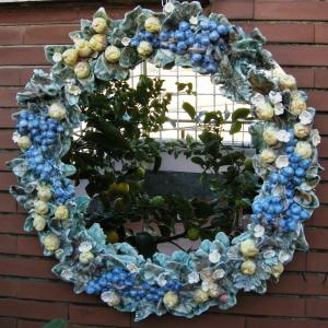 SPECCHIO TONDO CON LA CORNICE DI UVA E LIMONI REALIZZATA IN CERAMICA LAVORATA A MANO LIBERA