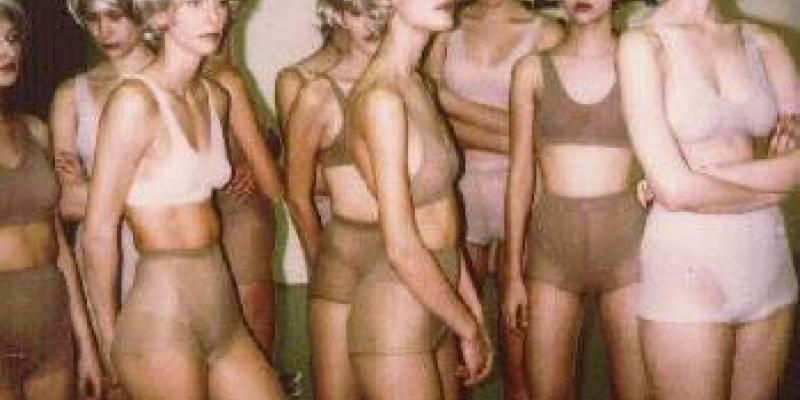 A Carrara nudi femminili cercansi per opera d'arte