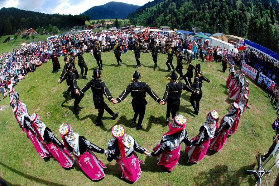 Dancing over the mountains Dancing over the mountains