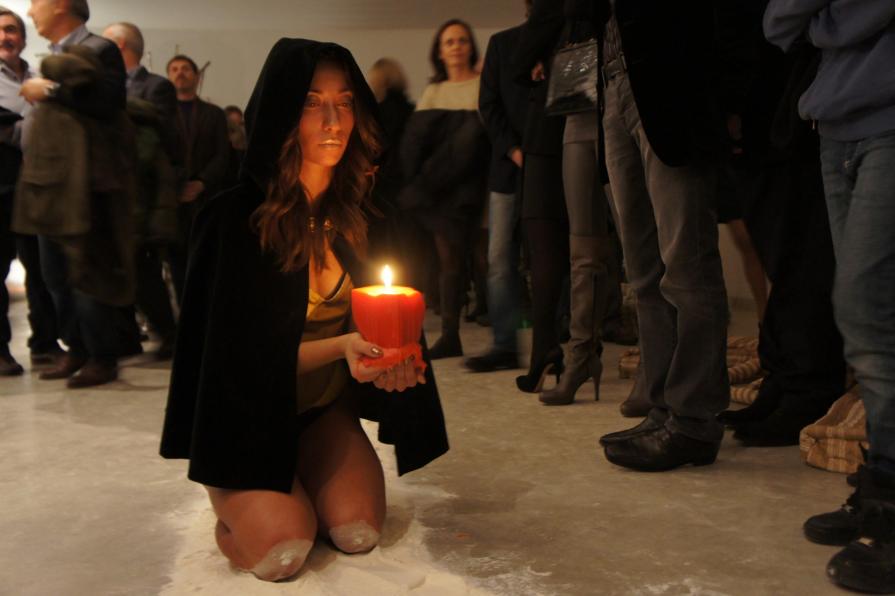 GENUFLESSIONE D'ARTE/ATTO DI DEVOZIONE-PERFORMANCE DI CHIARA PINO-GALLERIA HANGART STUDIO-PAVIA-10/1